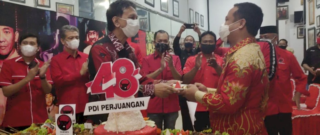 PDIP Sulsel Bagikan Kue Tumpeng ke Pasien Covid-19 di HUT ke-48