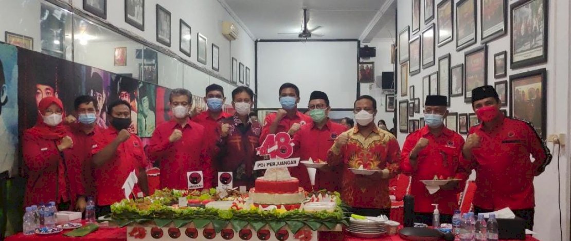 PDIP Sulsel Bagikan Kue Tumpeng ke Pasien Covid-19 di HUT ke-48