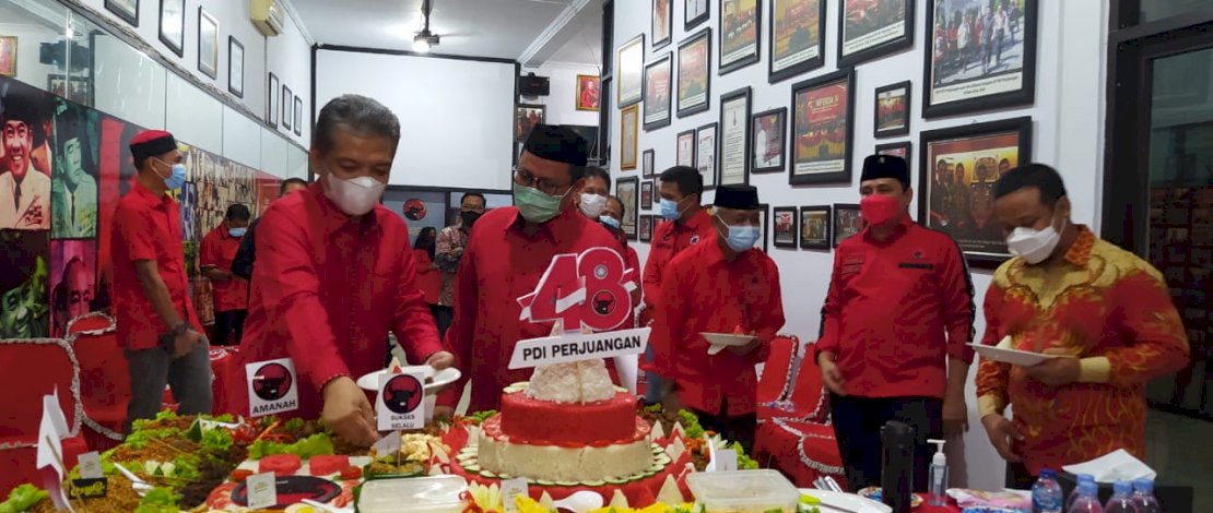 PDIP Sulsel Bagikan Kue Tumpeng ke Pasien Covid-19 di HUT ke-48