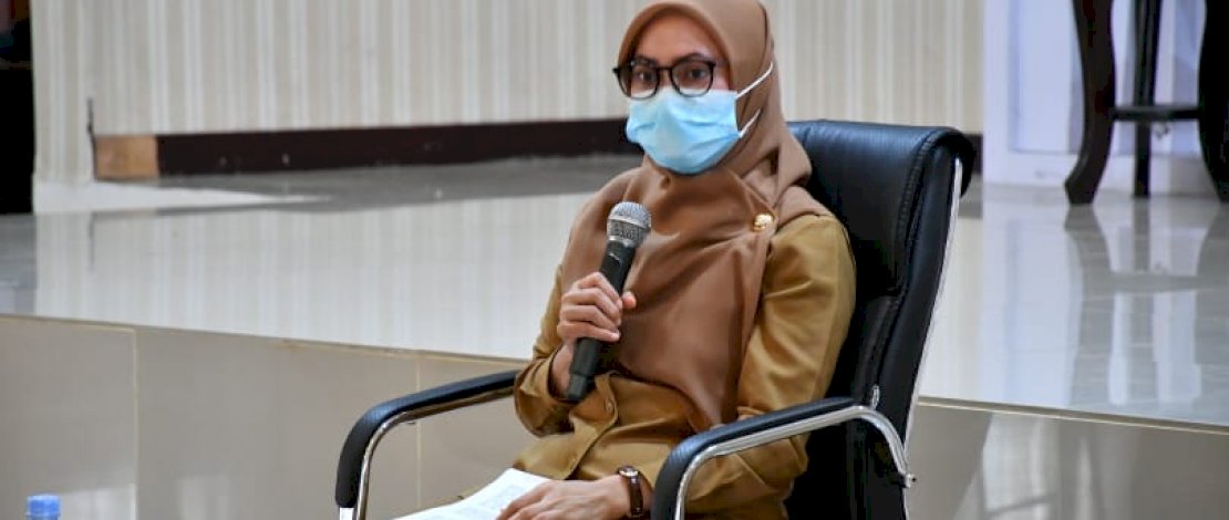 Bupati Lutra, Indah Putri Indriani memimpin rapat mitigasi bencana.