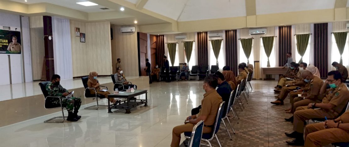 Bupati Lutra, Indah Putri Indriani memimpin rapat mitigasi bencana.