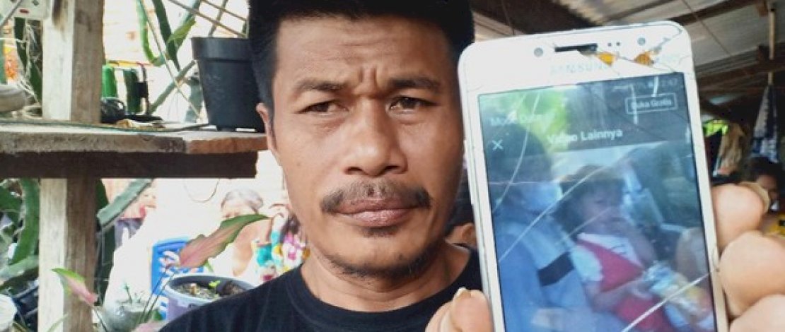 Mustafa memperlihatkan video yang dikirimkan adiknya, Rusni, yang menjadi salah satu korban Sriwijaya Air SJ182. (Sumber: Detik).