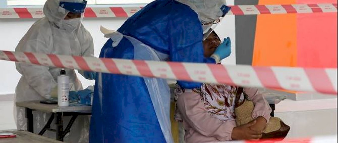 Seorang pekerja medis mengambil sampel swab dari seorang wanita untuk diuji Covid-19 di Shah Alam, Malaysia pada 7 Januari 2021. (Foto: Reuters / Lim Huey Teng) Seorang pekerja medis mengambil sampel swab dari seorang wanita untuk diuji Covid-19 di Shah Alam, Malaysia pada 7 Januari 2021. (Foto: Reuters / Lim Huey Teng)
