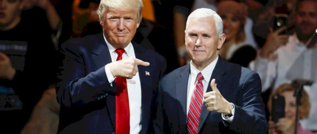Donald Trump (kiri) dan Mike Pence (kanan) (AP)