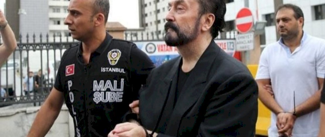 Harun Yahya didampingi gadis-gadis Kittens, dalam sebuah acara televisi, dan saat ditangkap polisi Turki.