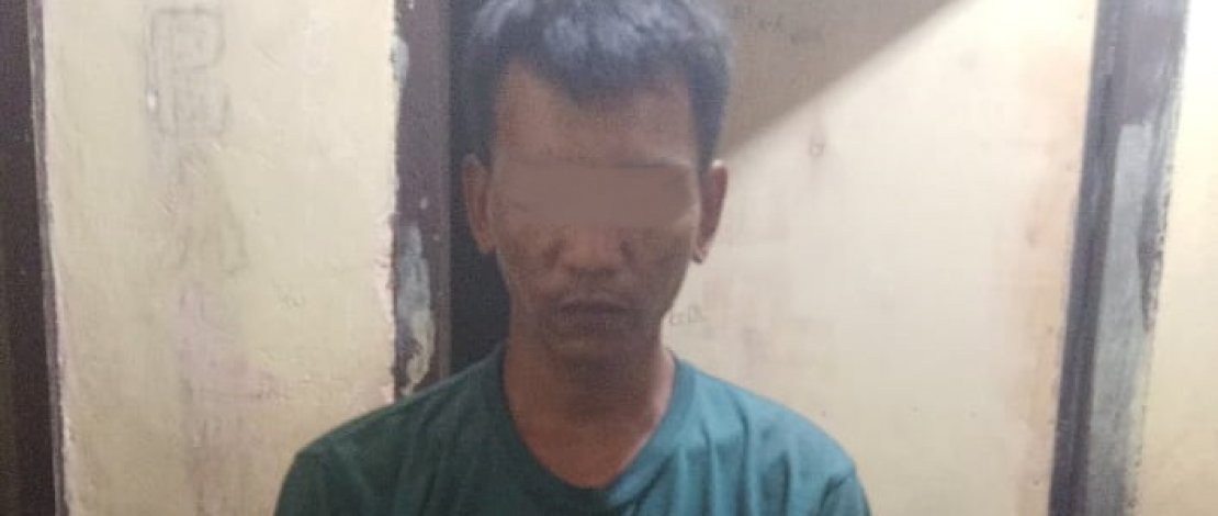 Pelaku AT dan barang bukti mesin pompa air.