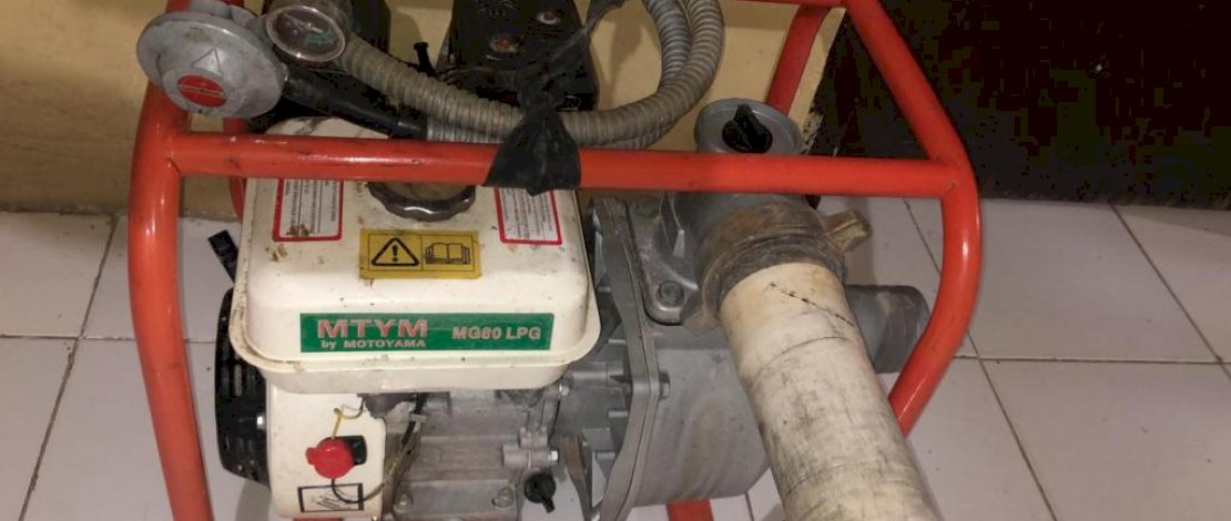 Pelaku AT dan barang bukti mesin pompa air.