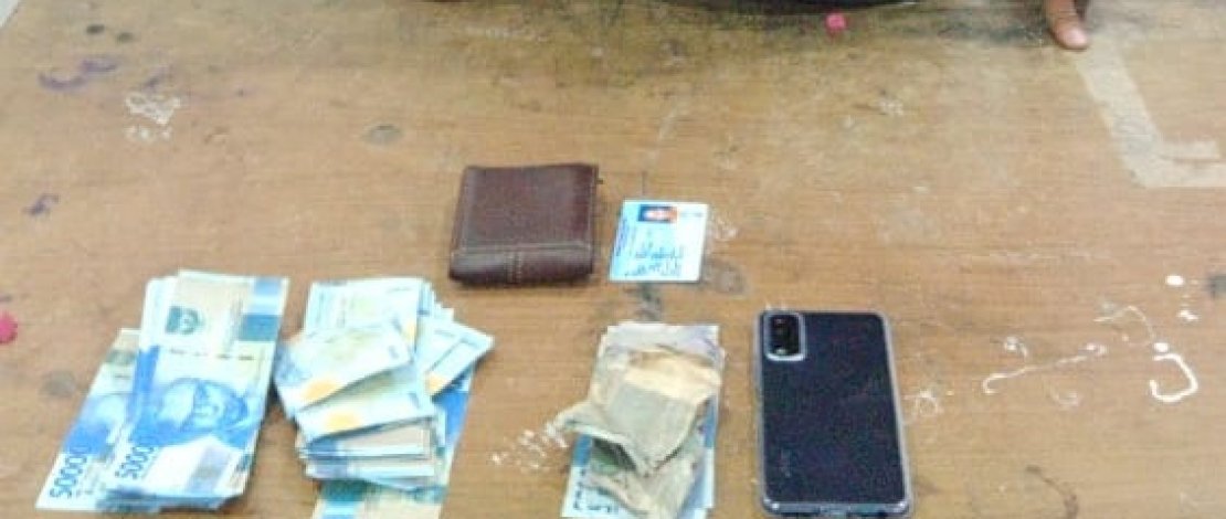 Hasbi dan barang bukti hasil penjualan kalung emas ibunya yang dia rampas. 