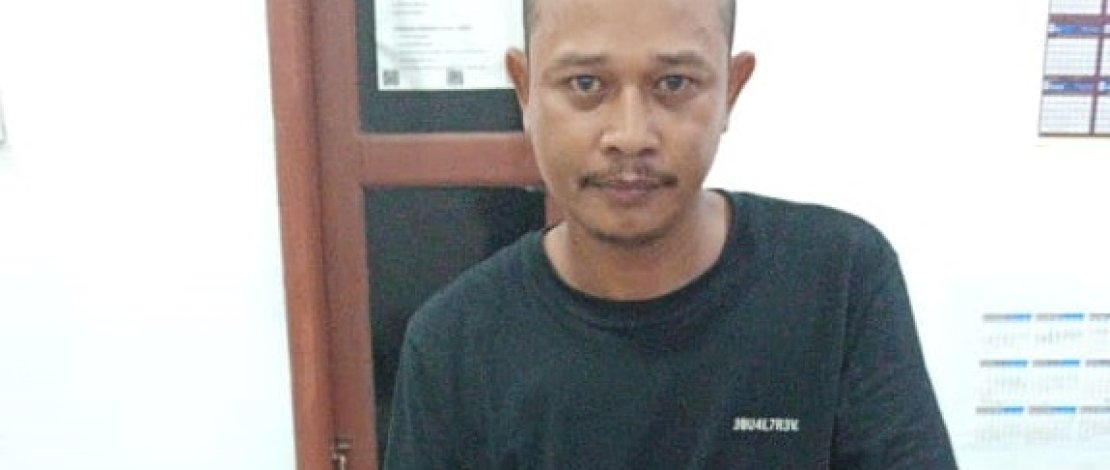 Hasbi dan barang bukti hasil penjualan kalung emas ibunya yang dia rampas. 