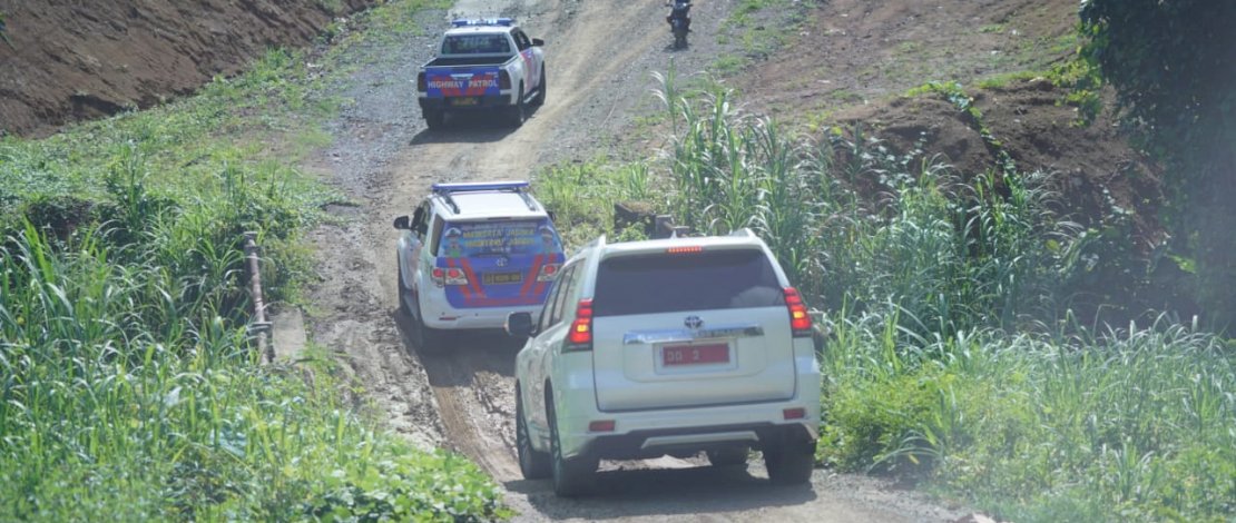 PEMBANGUNAN JALAN. Pembangunan ruas jalan Tanru Tedong - Compong - Larompong, yang menghubungkan Kabupaten Sidrap dengan Kabupaten Luwu, melalui Kabupaten Wajo. 