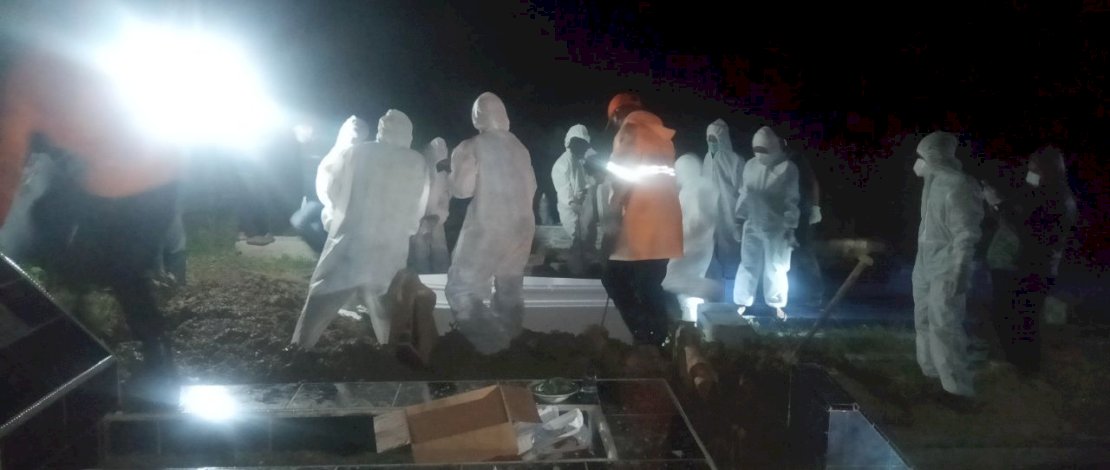 Proses pemakaman pasien Covid-19 yang meninggal dunia di RSUD Sawerigading, Palopo. Proses pemakaman pasien Covid-19 yang meninggal dunia di RSUD Sawerigading, Palopo.
