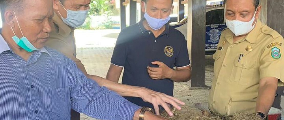 Bupati Takalar, Syamsari (baju hitam), meninjau pengelolaan sampah.