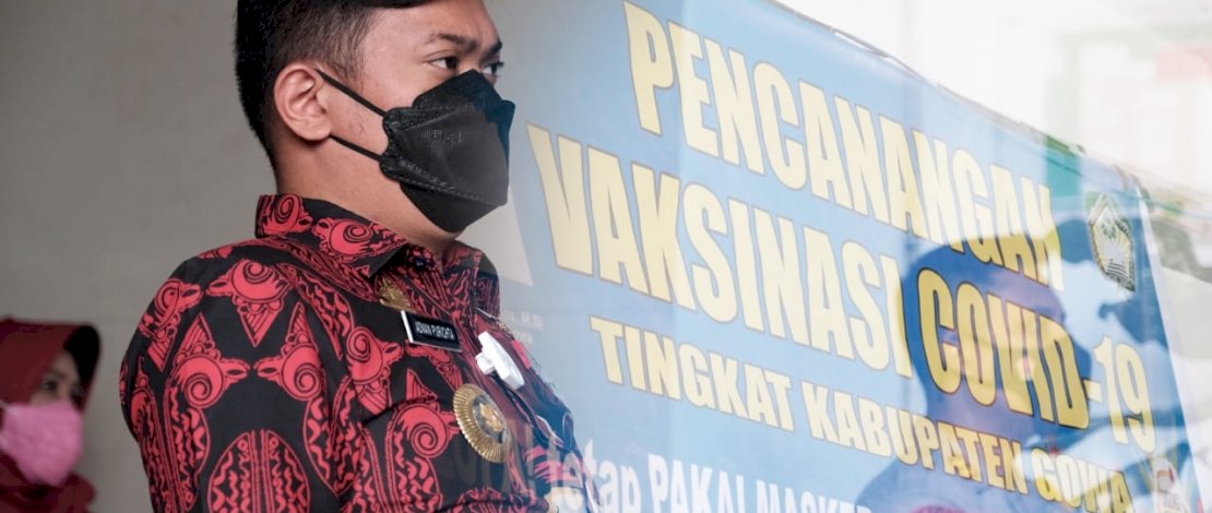 Bupati Gowa, Adnan Purichta Ichsan pada acara penyuntikan vaksin tahap pertama di Gowa. 