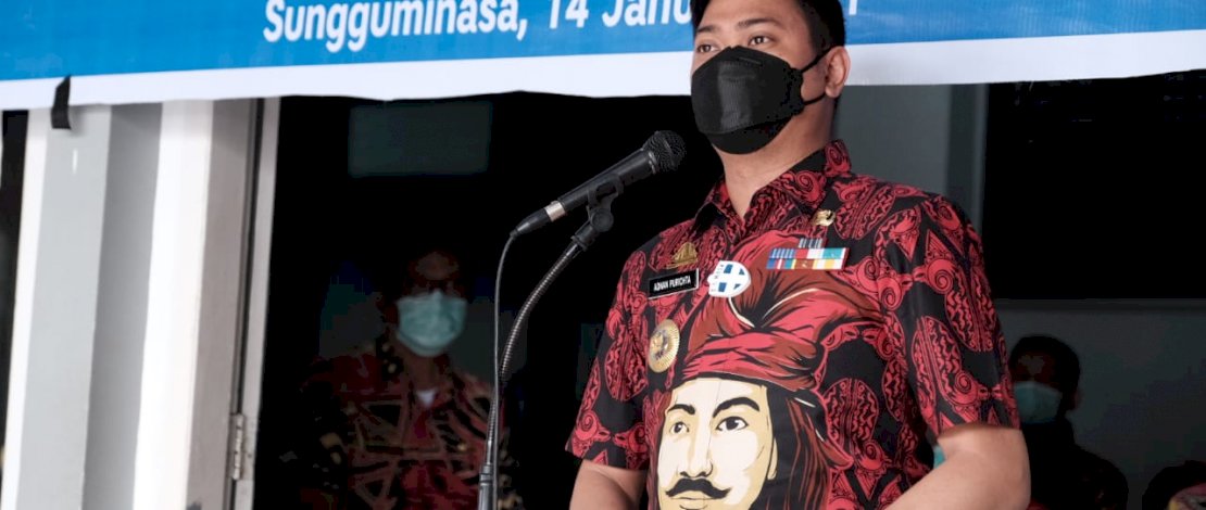 Bupati Gowa, Adnan Purichta Ichsan pada acara penyuntikan vaksin tahap pertama di Gowa. 