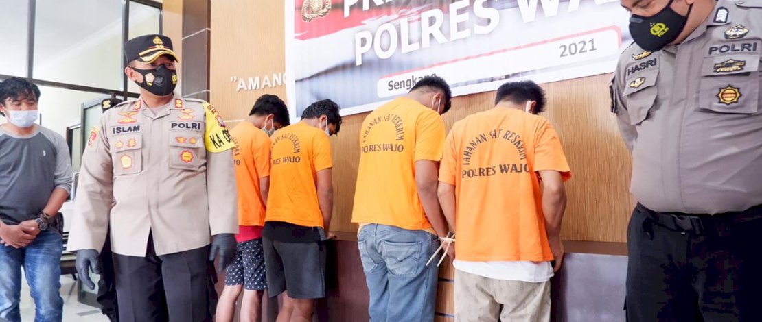 Lima tersangka pembakaran rumah di Wajo, dihadirkan di Mapolres Wajo.