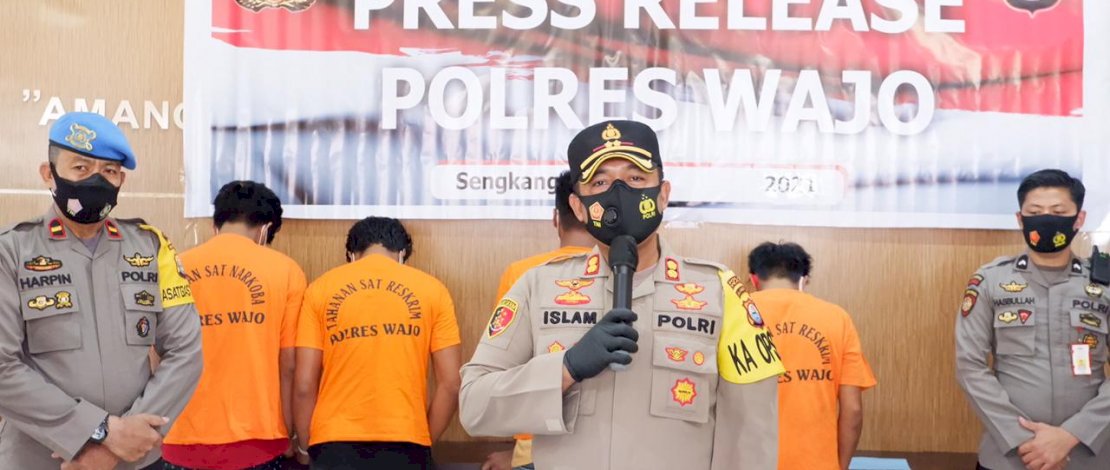 Lima tersangka pembakaran rumah di Wajo, dihadirkan di Mapolres Wajo.