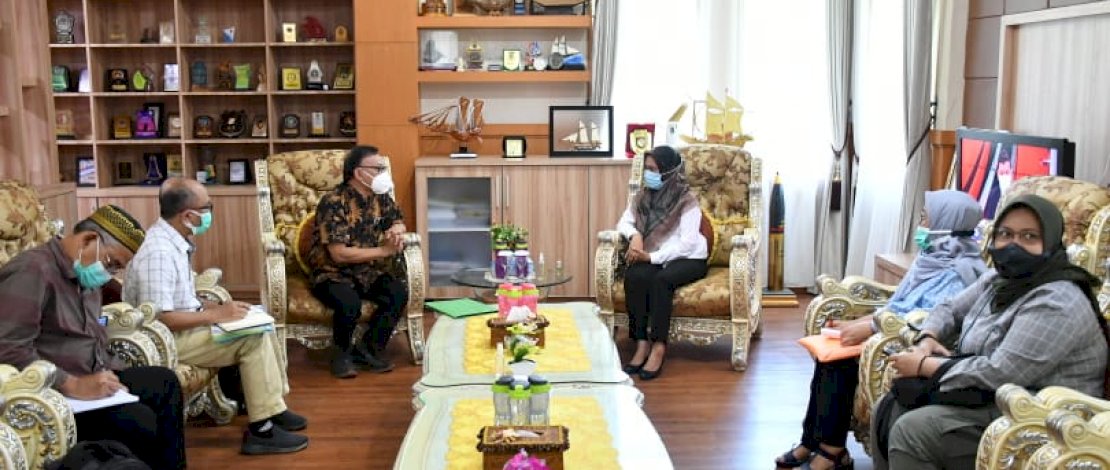 Deputi Team Leader Survei dan Pendataan DAM Rongkong, Bambang Adi Rianto, bertemu dengan Bupati Lutra, Indah Putri Indriani.