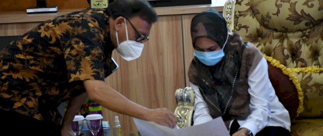 Deputi Team Leader Survei dan Pendataan DAM Rongkong, Bambang Adi Rianto, bertemu dengan Bupati Lutra, Indah Putri Indriani.