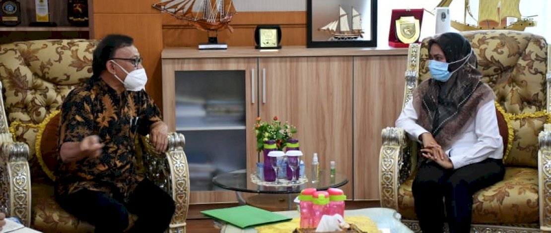 Deputi Team Leader Survei dan Pendataan DAM Rongkong, Bambang Adi Rianto, bertemu dengan Bupati Lutra, Indah Putri Indriani.