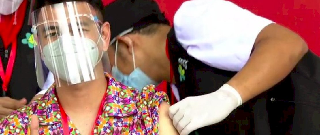 Raffi Ahmad saat disuntik vaksin, dan saat nongkrong bersama istri dan teman-temannya tanpa protokol kesehatan.