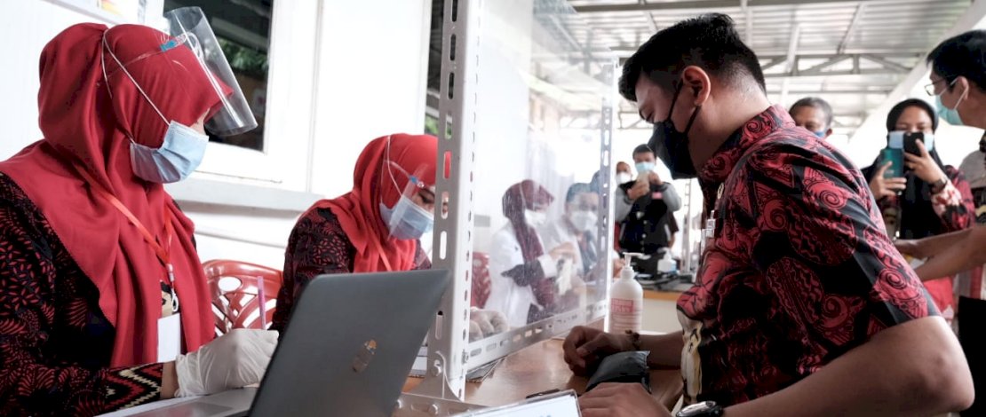 Adnan Purichta Ichsan saat mengikuti screening vaksin.