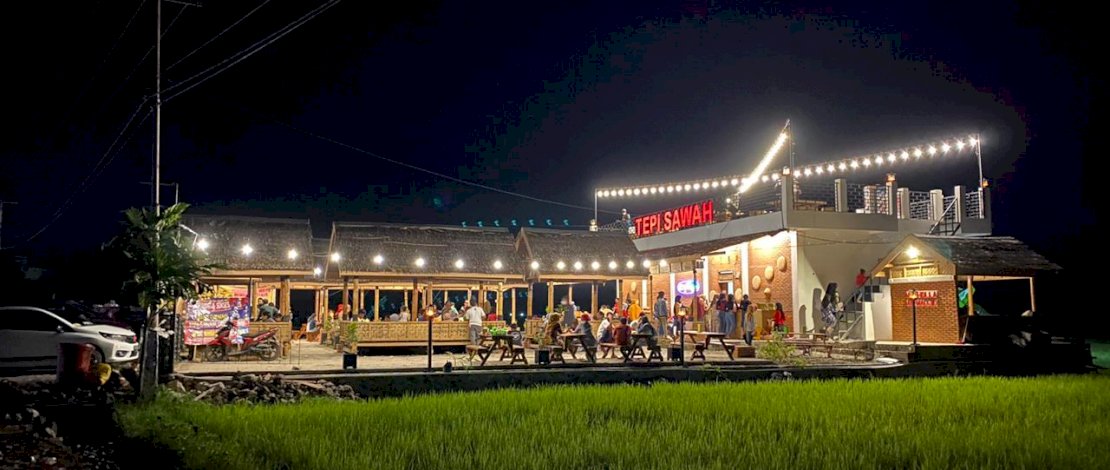 Kuliner Lesehan Tepi Sawah di Sidrap.