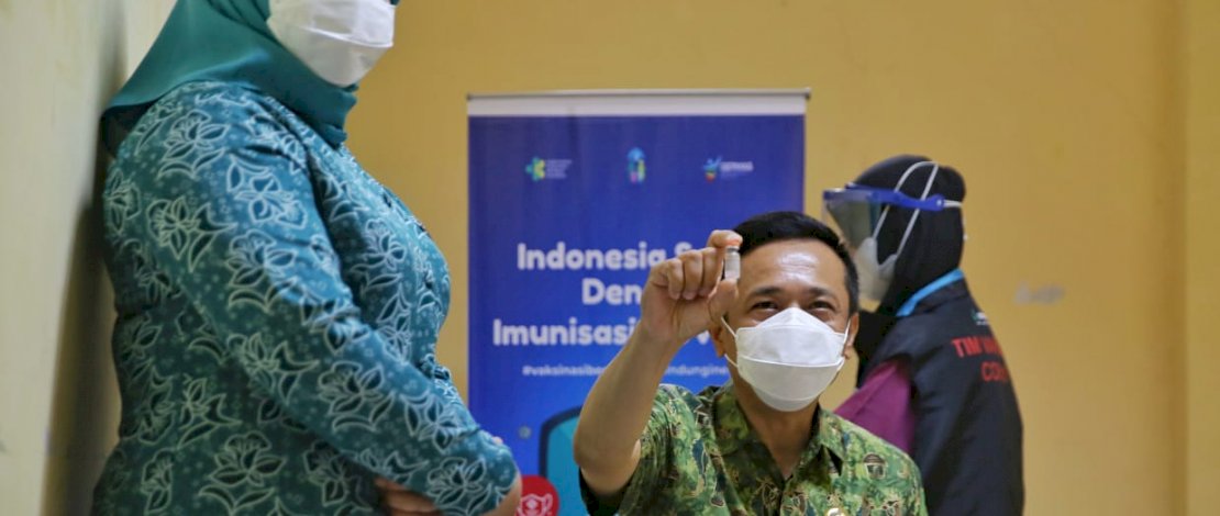 Penjabat Wali Kota Makassar, Rudy Djamaluddin memperlihatkan botol vaksin  di Puskesmas Makkasau, Jalan Ratulangi, Kamis, (14/1/21) 