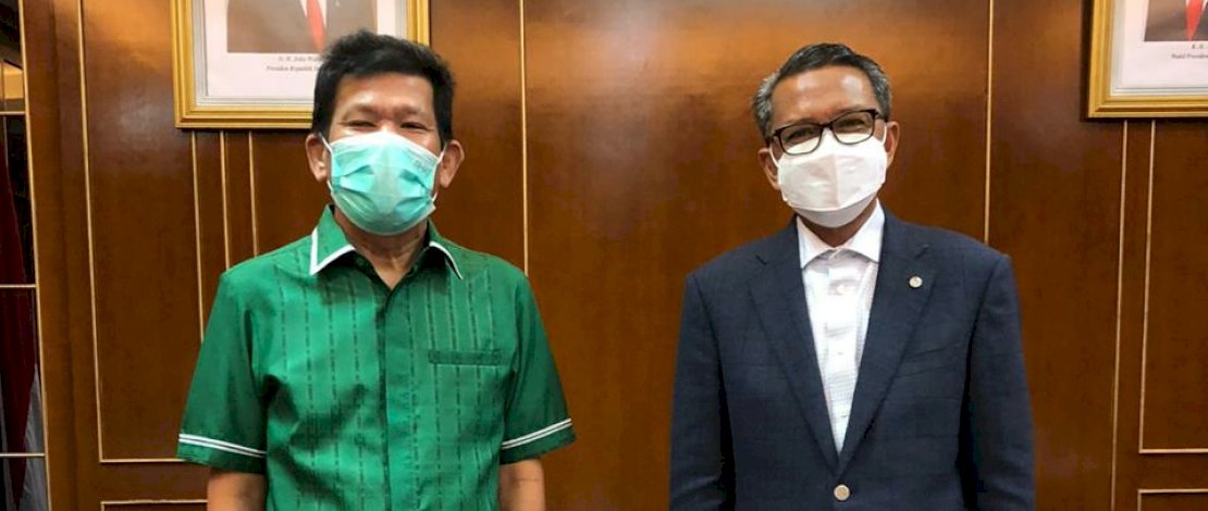Ketua PKB Azhar Arsyad (Kiri) berfoto bersama  Gubernur Sulawesi selatan Nurdin Abdullah