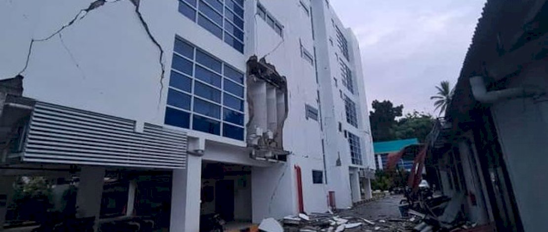 Kantor PLN di Mamuju, rusak berat akibat gempa. (Sumber: PLN)