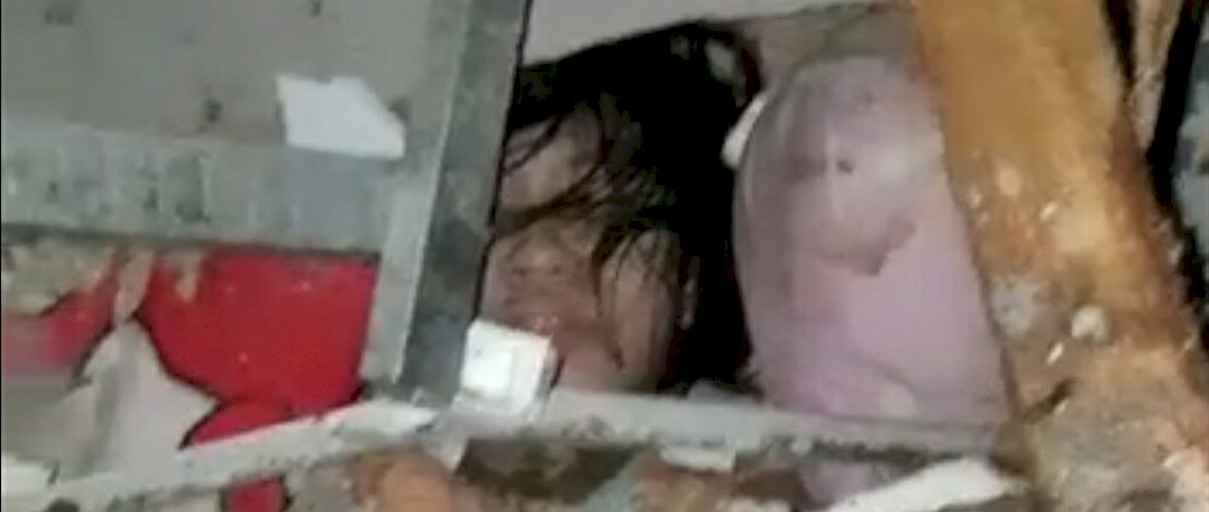 Tangkapan layar Angel tertimbun bangunan ambruk.