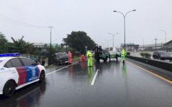 Tak Kurangi Kecepatan di Belokan Tol Km 4, Minibus Tabrak Pembatas Tol Ir Sutami Makassar