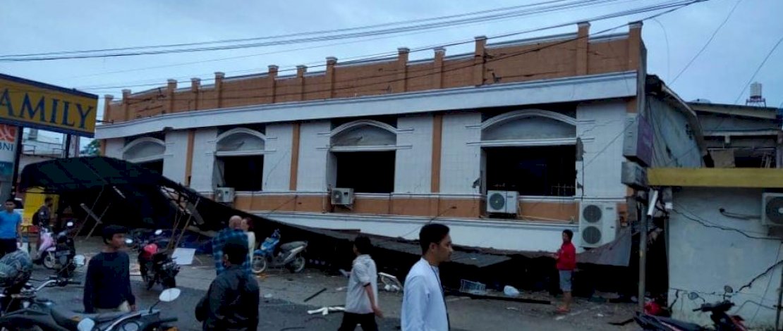 Korban gempa Mamuju, serta bangunan yang rubuh.