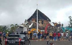 Teriakan 2 Pria di Balik Reruntuhan Kantor Gubernur Sulbar
