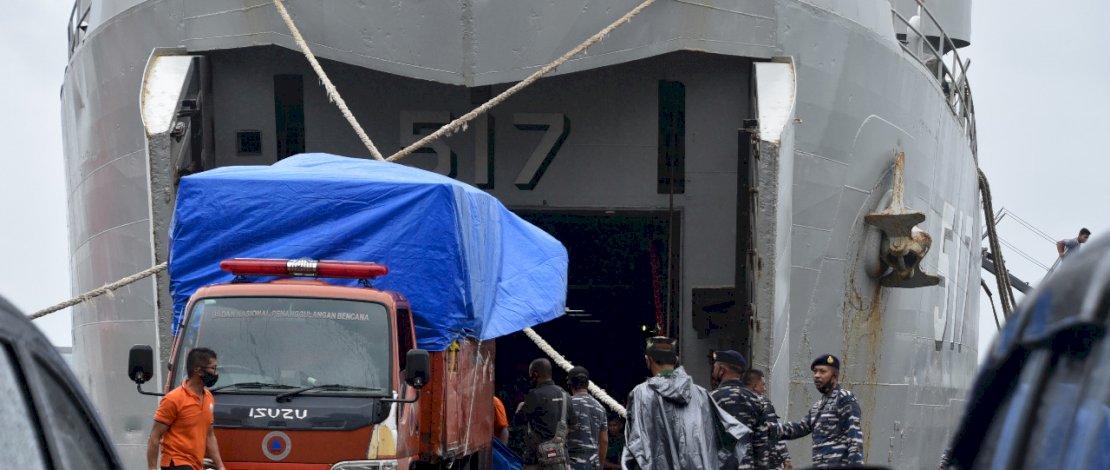 Barang logistik didistribusikan ke lambung kapal KRI Teluk Ende, untuk dibawa ke lokasi gempa Sulbar. 