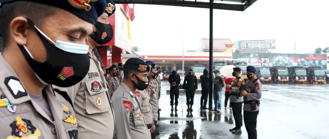 Dansat Brimob Polda Sulsel Pimpin Pasukan Berikan Bantuan Ke Sulbar