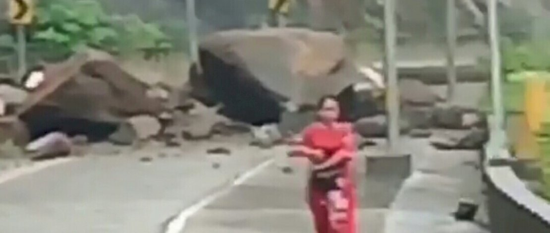Jalan elevated road di Pattunuang, Maros, tertutup material longsor. Kendaraan mengantre. Ada pula memilih memutar balik.