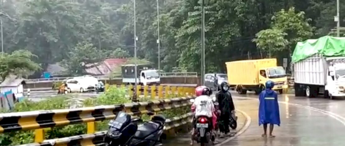 Jalan elevated road di Pattunuang, Maros, tertutup material longsor. Kendaraan mengantre. Ada pula memilih memutar balik.