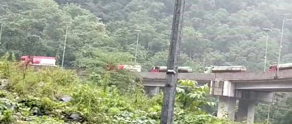 Jalan elevated road di Pattunuang, Maros, tertutup material longsor. Kendaraan mengantre. Ada pula memilih memutar balik.