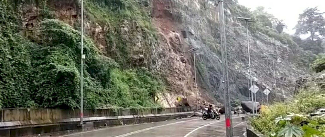 Longsor di elevated roado Pattunuang, Maros.