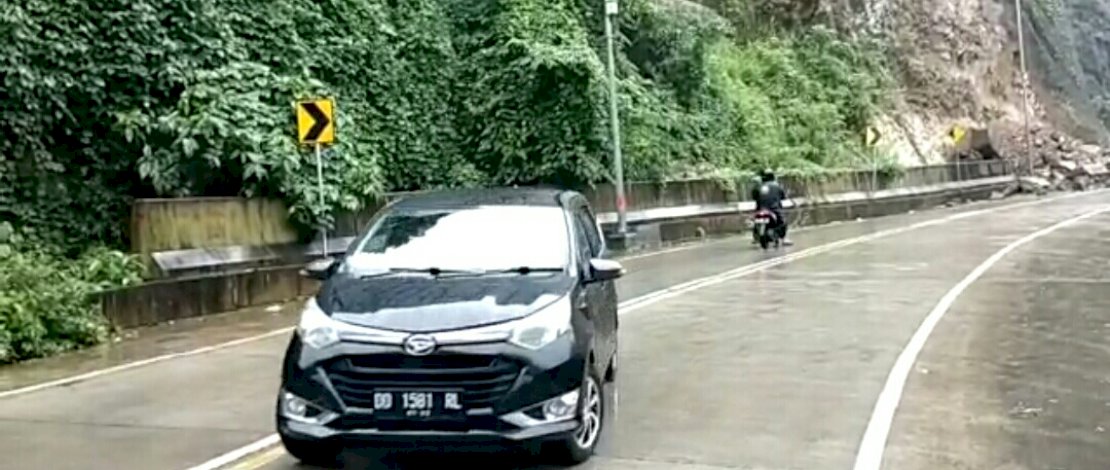 Jalan elevated road di Pattunuang, Maros, tertutup material longsor. Kendaraan mengantre. Ada pula memilih memutar balik.