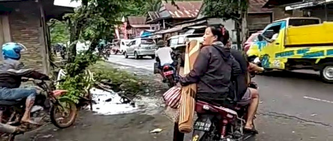 Warga Tapalang Barat, Mamuju, kembali dibikin panik gempa berkekuatan M 5,0 tadi pagi. 