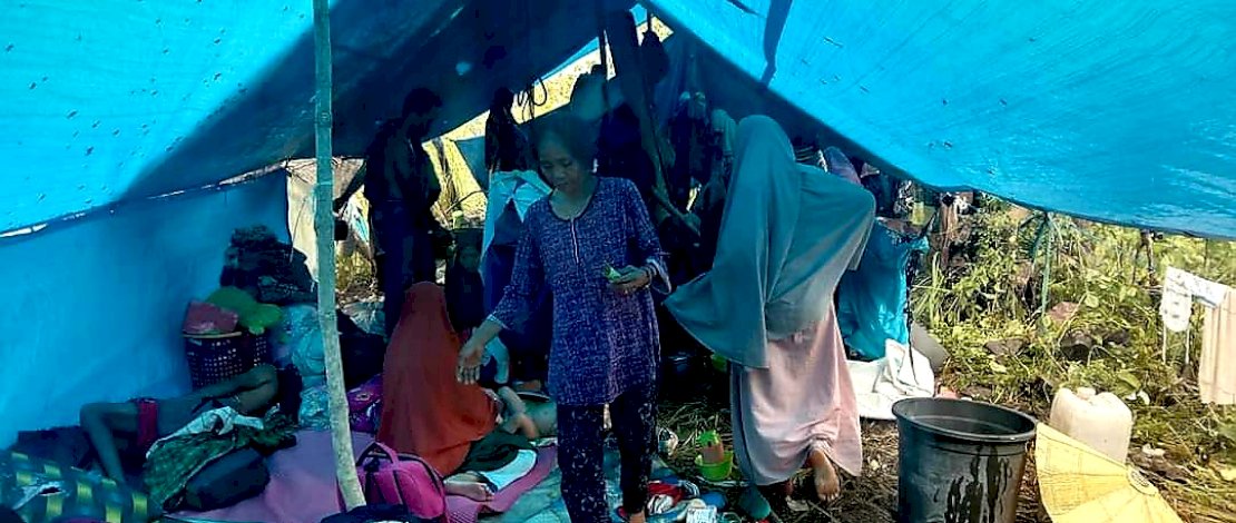 Blue Helmet Partai Gelora, membantu pengungsi mendirikan tenda di Malunda, Majene.
