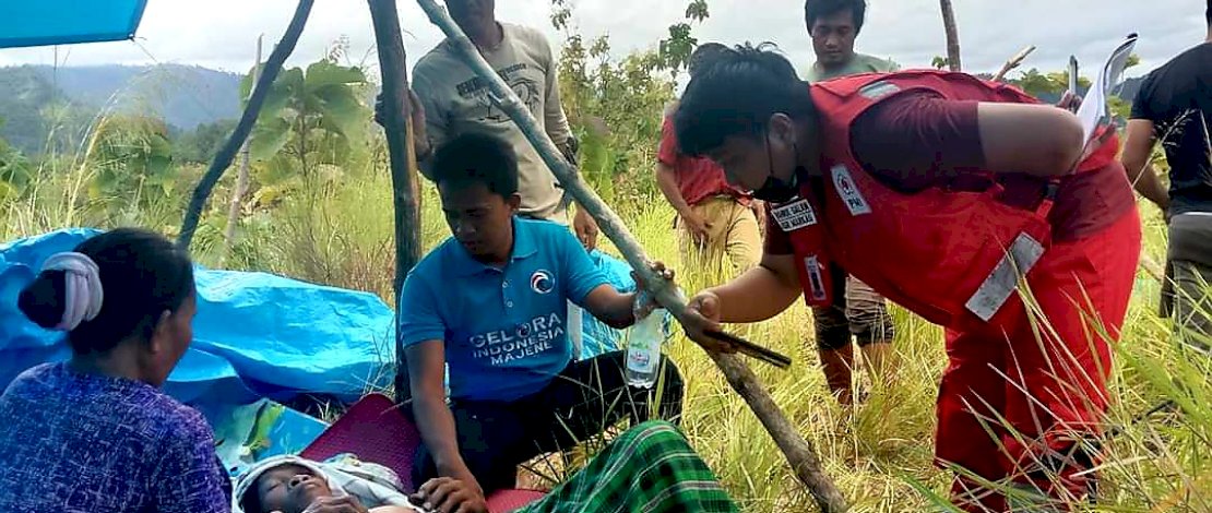 Blue Helmet Partai Gelora, membantu pengungsi mendirikan tenda di Malunda, Majene.