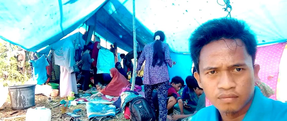 Blue Helmet Partai Gelora, membantu pengungsi mendirikan tenda di Malunda, Majene.