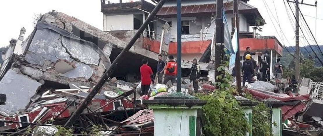 Almarhumah dr Hj Adriani Kadir dan kliniknya.