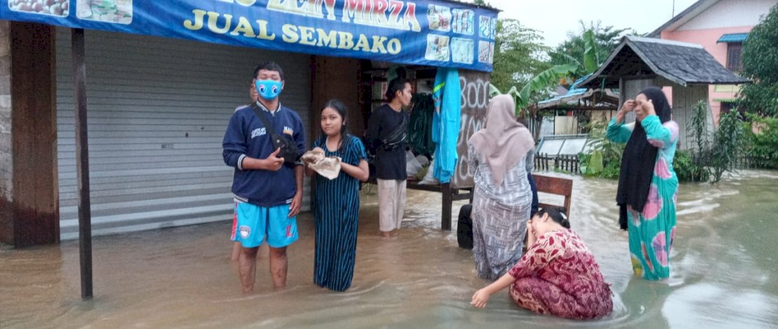 Relawan Partai Gelora yang tergabung dalam Blue Helmet, turun meringanan beban korban banjir Kalsel. 