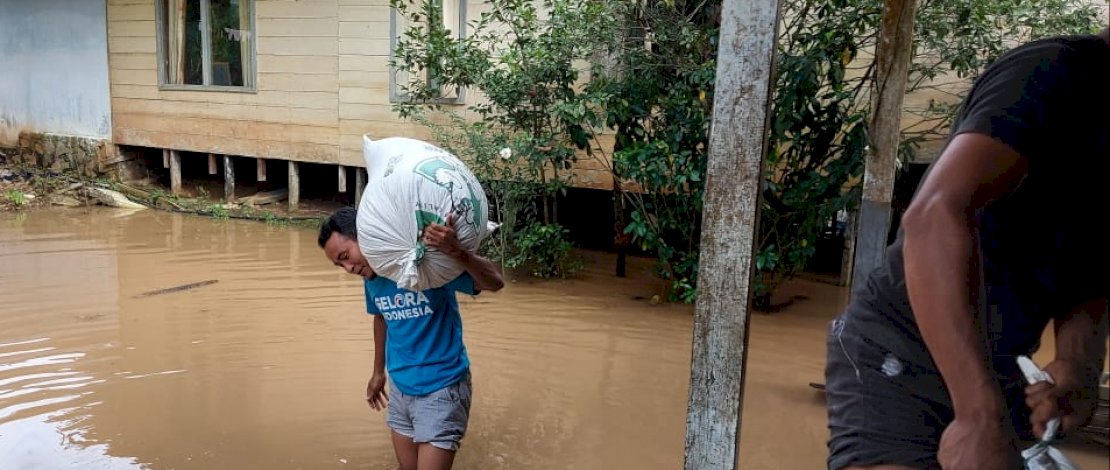 Relawan Partai Gelora yang tergabung dalam Blue Helmet, turun meringanan beban korban banjir Kalsel. 