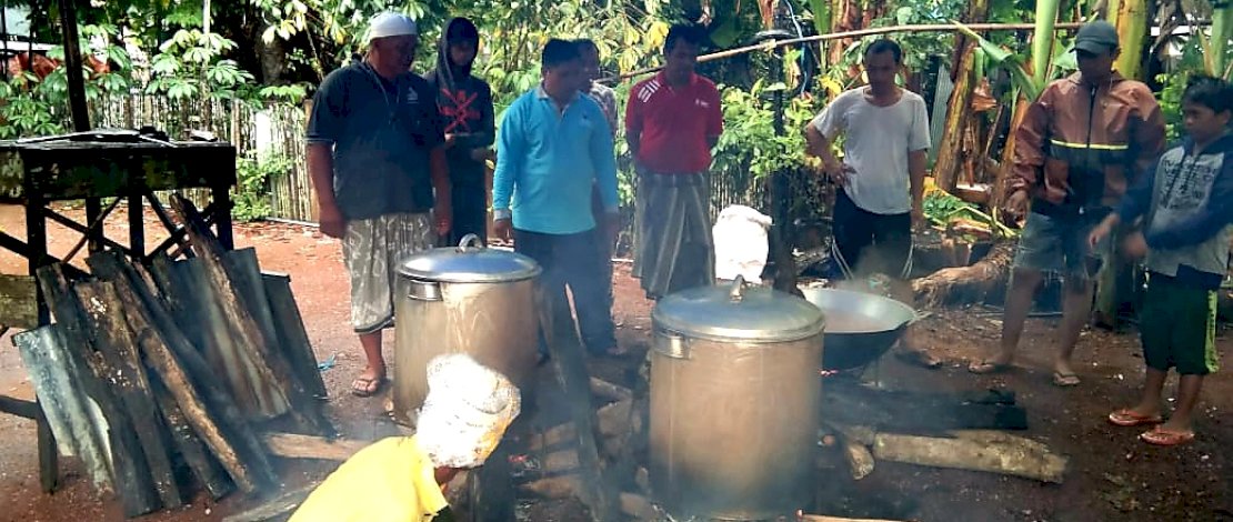 Relawan Partai Gelora yang tergabung dalam Blue Helmet, turun meringanan beban korban banjir Kalsel. 