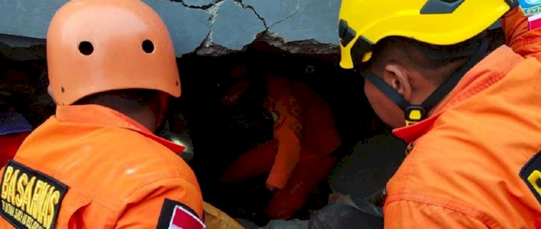 Tim SAR terus melakukan pencarian korban di bawah reruntuhan bangunan akibat gempa di Mamuju.
