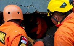 Suami Istri Ini Tewas Berpelukan di Balik Reruntuhan Bangunan di Mamuju